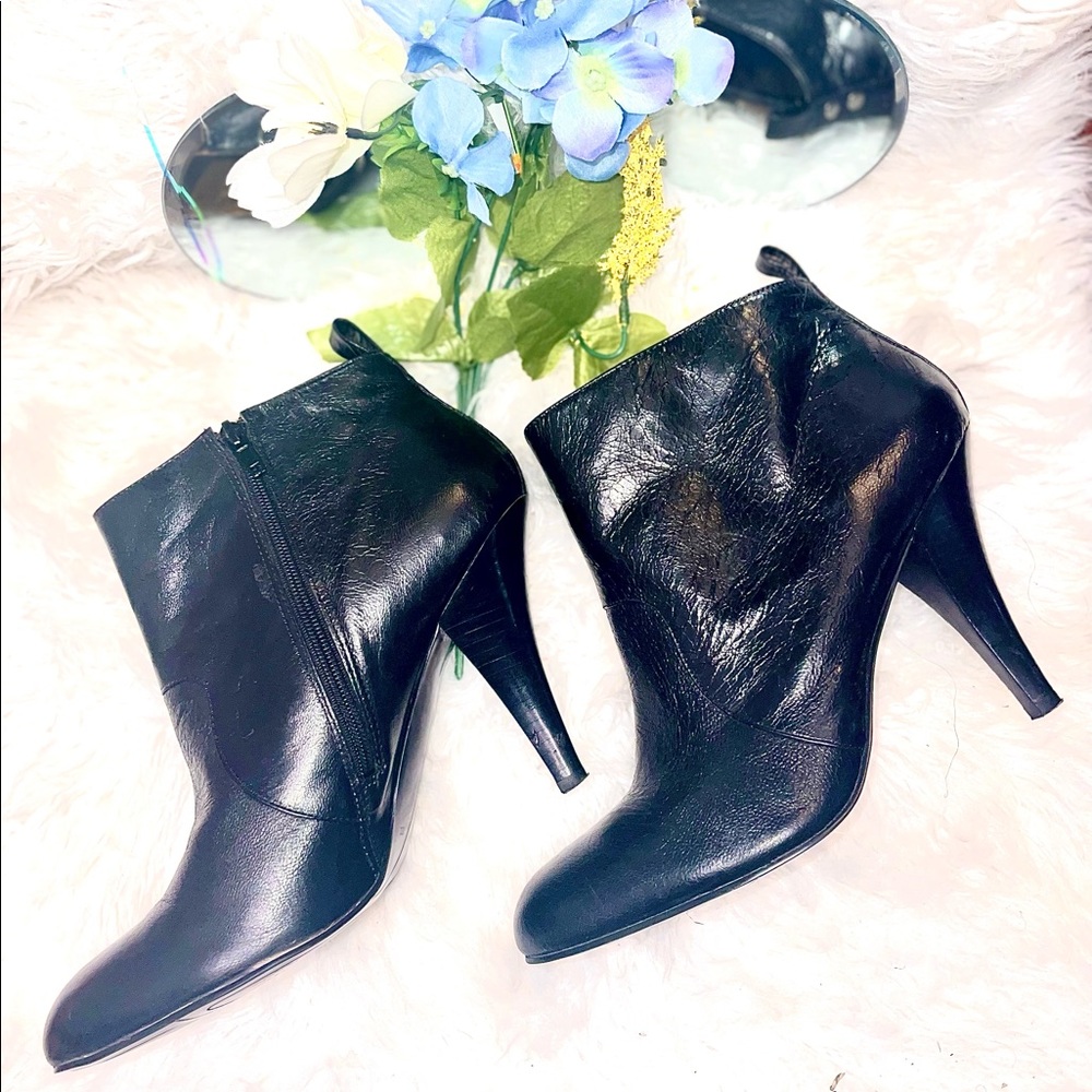 Size 11M “NINE WEST”Black Ankle Booties (Delicately Used)🦋